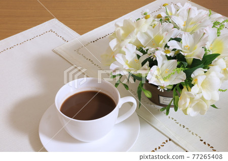 白色插花和可可 77265408