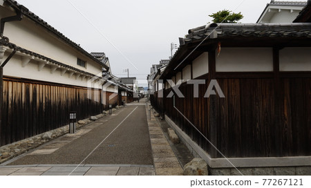 Tondabayashi Temple Uchimachi, Tondabayashi City, Osaka Prefecture, which has been designated as an Important Preservation District for Traditional Buildings in Japan 77267121