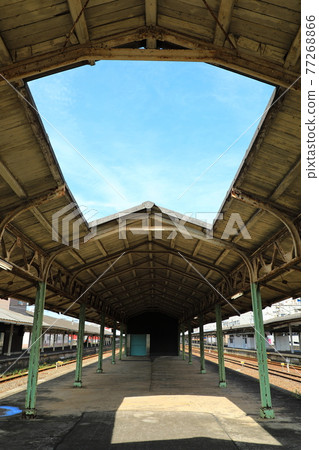 Looking at the sky from the platform of JR Shimonoseki Station (Shimonoseki, Yamaguchi Prefecture, Japan) Looking at the sky from the platform of JR Shimonoseki Station (Shimonoseki, Yamaguchi Prefecture, Japan) 77268866