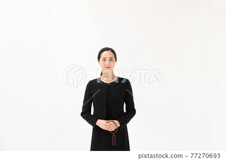 中年婦女喪服 77270693