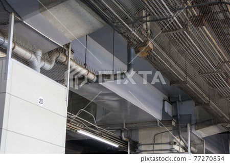 車站站台鋼架上附有驅鳥器 車站站台鋼架上附有驅鳥器 77270854