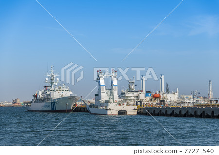 [Yokohama Coast Guard Safe Navigation Division, Yokohama Shinko Pier, patrol boat Izu and fireboat Hiryu] 77271540