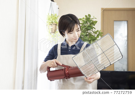 女房屋保洁員清洗空調過濾器 女房屋保洁員清洗空調過濾器 77272759