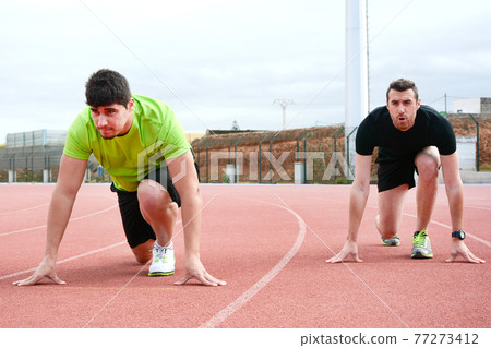 Runners at the start of the track 77273412