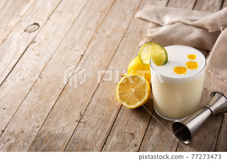 Pisco sour cocktail 77273473