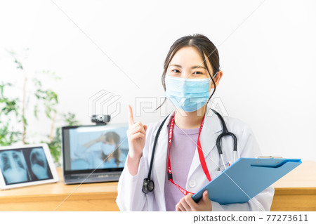 年輕女醫生指著 77273611