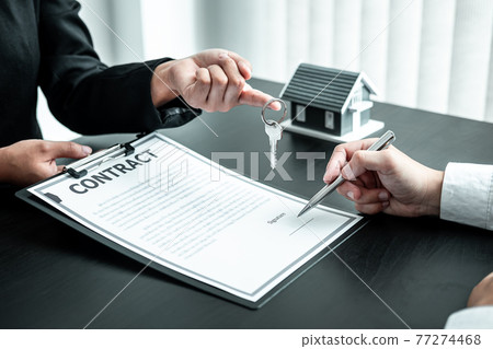 Estate agent are presenting home loan and sending keys to client after signing contract to rental house Insurance with approved property form Estate agent are presenting home loan and sending keys to client after signing contract to rental house Insurance with approved property form 77274468