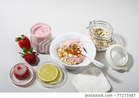 Homemade strawberry face mask ingredients: strawberry, yoghurt, honey, lemon, oatmeal. 77275087