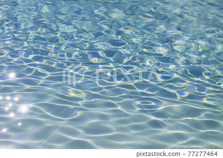 背景材料特寫照片,在陽光下閃閃發光的清澈湛藍的水波紋上 背景材料特寫照片,在陽光下閃閃發光的清澈湛藍的水波紋上 77277464
