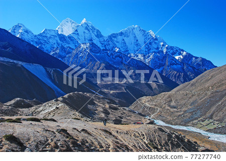 Kantega and Thamserku, the famous peaks of the Everest Highway, leaving Dingboche and rolling up the hem of Pocarde Kantega and Thamserku, the famous peaks of the Everest Highway, leaving Dingboche and rolling up the hem of Pocarde 77277740