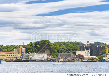 [神奈川/橫須賀] 停在橫須賀海軍設施長浦港的甲板駁船和起重船前的漁船。 77278561
