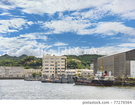 [神奈川/橫須賀]日本海上自衛隊拖船和旗木山和山。 77278564