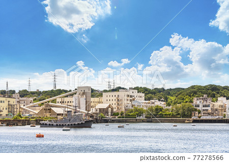 [神奈川/橫須賀] 日本海上自衛隊的一艘拖船停泊在橫須賀海軍設施。 77278566