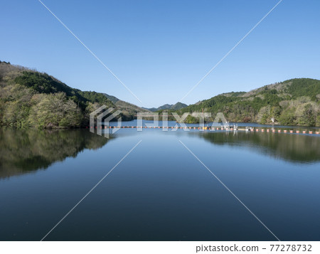 The lake of Murou Dam where the blue sky and the lake surface spread 77278732