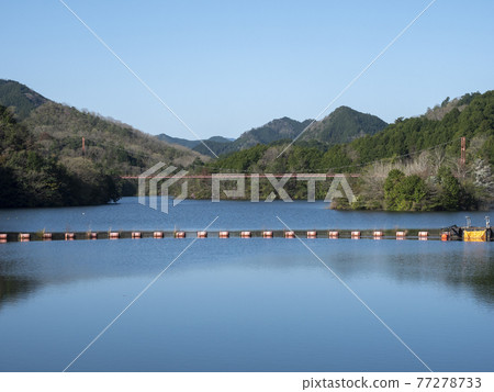The lake of Murou Dam where the blue sky and the lake surface spread 77278733