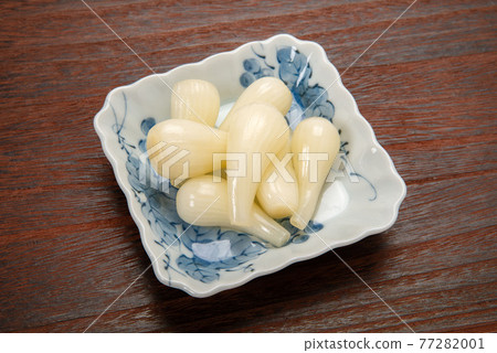 Sweet and sour pork pickled with rakkyo 77282001