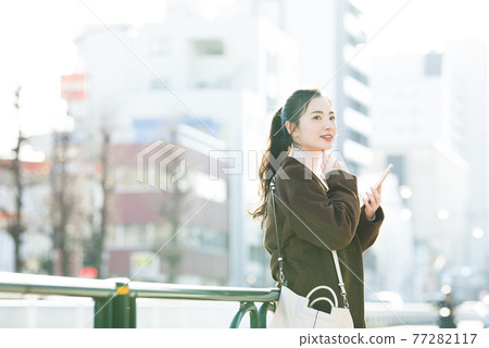 Woman waiting Woman waiting 77282117