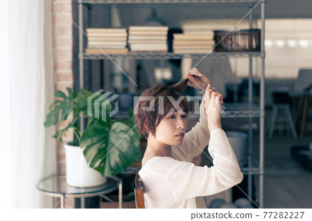 像男孩一樣的無性別 LGBT 女孩,一個剪頭髮的女人 像男孩一樣的無性別 LGBT 女孩,一個剪頭髮的女人 77282227