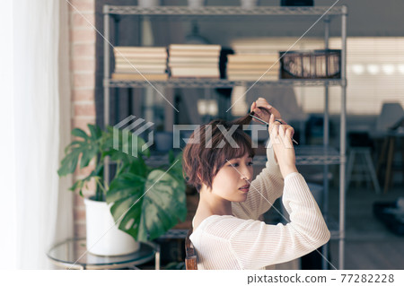 像男孩一樣的無性別 LGBT 女孩，一個剪頭髮的女人 77282228