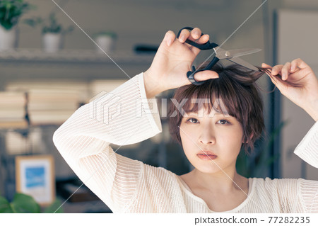 像男孩一樣的無性別 LGBT 女孩，一個剪頭髮的女人 77282235