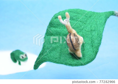 Snails, green leaves and frogs made from needle felt 77282966