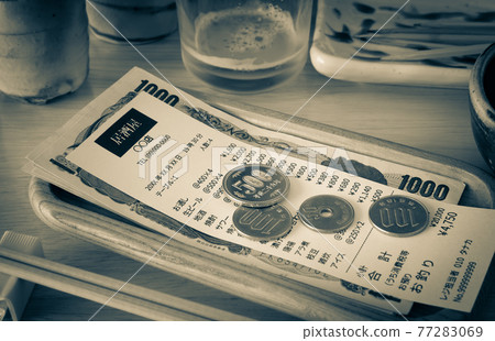 Accounting at pubs, payment at restaurants, cash trays and receipts, entertainment expenses 77283069