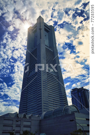 背光的摩天大樓 77283595