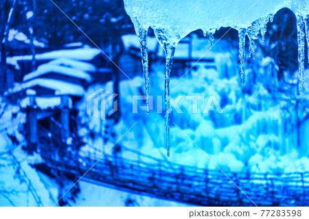 冰柱在雪國的早晨閃耀 冰柱在雪國的早晨閃耀 77283598