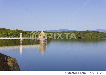 Sayama Lake in the early morning, overlooking the intake tower from the Sayama Lake embankment April 77284128