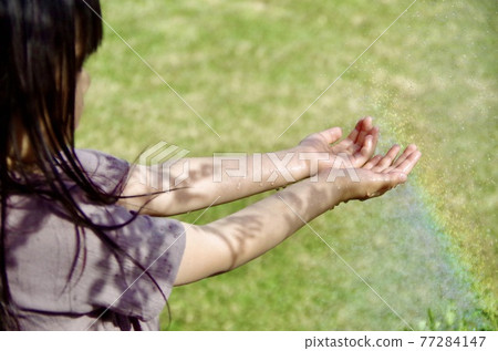 一個孩子在水中玩耍的圖片 77284147