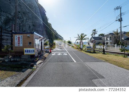 The entrance to the Nokogiriyama Tozan Expressway in early summer when the blue sky spreads 77284352