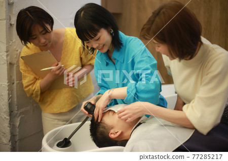 美髮師的培訓形象 美髮師的培訓形象 77285217