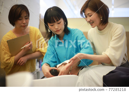 美髮師的培訓形象 美髮師的培訓形象 77285218