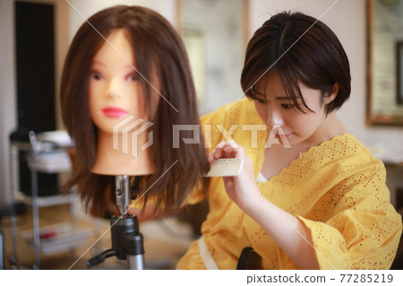 美髮師練習剪頭髮的圖片 77285219