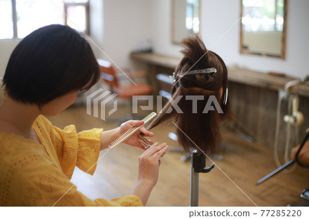 美髮師練習剪頭髮的圖片 美髮師練習剪頭髮的圖片 77285220