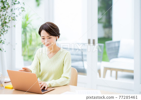 遠程辦公的中年婦女 77285461