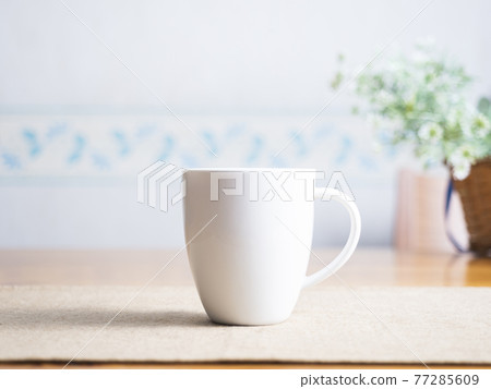 A mug on the table 77285609