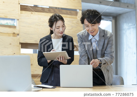 Casual business meeting meeting image 77286075