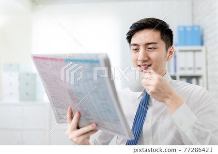 businessman read newspaper businessman read newspaper 77286421