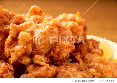 炸雞大腿肉。 77286435