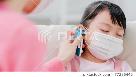 Mom use ear thermometer 77286446