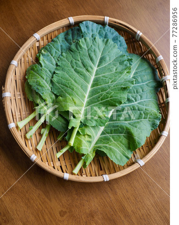 Fresh Organic Leafy Kale 77286956
