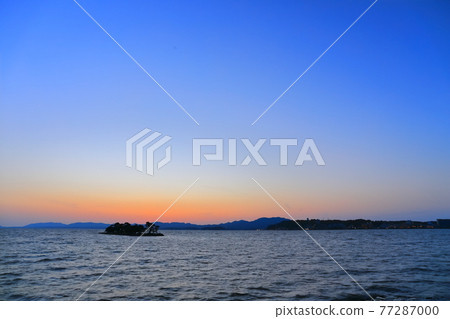 [Shimane Prefecture] Afterglow of Yomega Island (10 views of Lake Shinji) 77287000