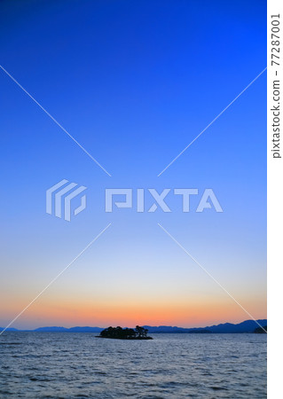 [Shimane Prefecture] Afterglow of Yomega Island (10 views of Lake Shinji) 77287001