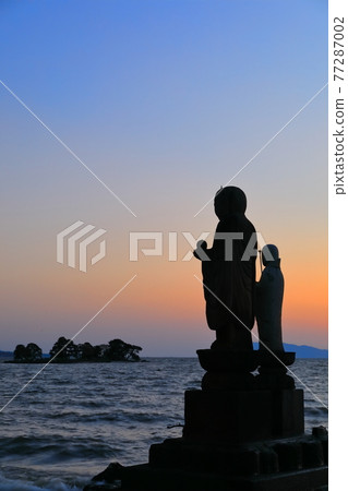 [Shimane Prefecture] Afterglow of Yomega Island (10 views of Lake Shinji) 77287002
