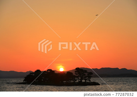 [Shimane Prefecture] Afterglow of Yomega Island (10 views of Lake Shinji) 77287032