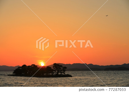 [Shimane Prefecture] Afterglow of Yomega Island (10 views of Lake Shinji) 77287033