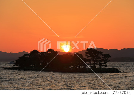 [Shimane Prefecture] Afterglow of Yomega Island (10 views of Lake Shinji) 77287034