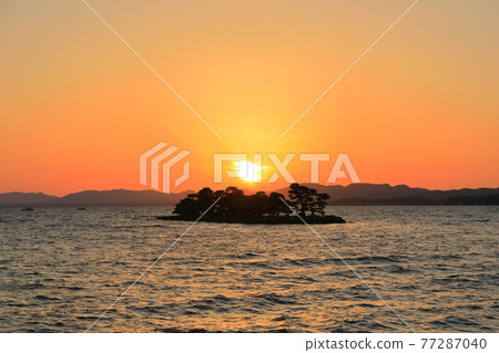 [Shimane Prefecture] Afterglow of Yomega Island (10 views of Lake Shinji) 77287040