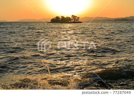 [Shimane Prefecture] Afterglow of Yomega Island (10 views of Lake Shinji) 77287049